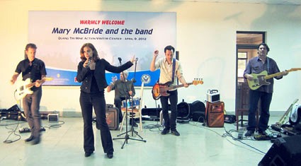 Ban nhạc đồng quê Hoa Kỳ Mary McBide biểu diễn giao lưu với nạn nhân bom mìn tại Quảng Trị
